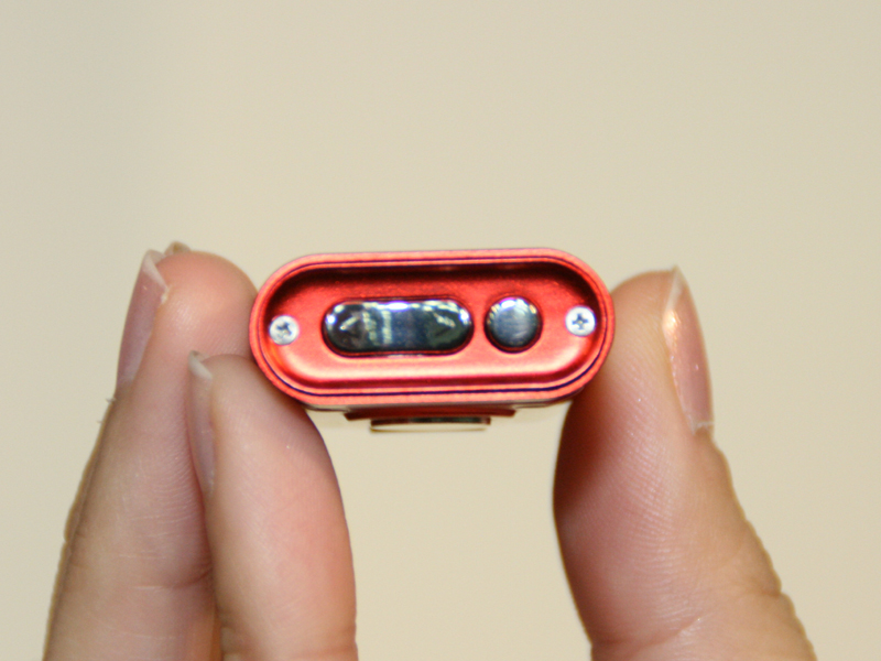 操作は側面に設けられたスイッチで行なう