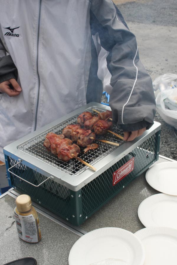 お箸の先を少し削って串にして焼いた。30分もあればこんな豪華な昼ごはんになる。おいしいよ!