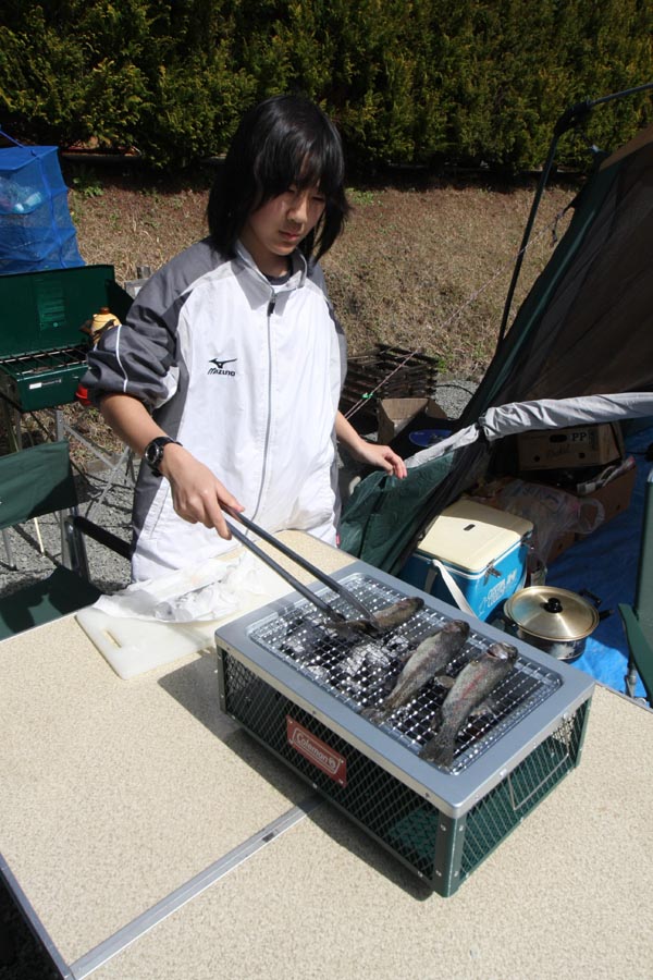 網をよく焼いたら、水気を切った魚を並べる。炭用のトング(火箸)でも気にしないのだ