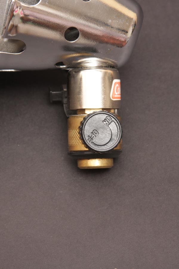 ネジ式のバルブで火力を調整する