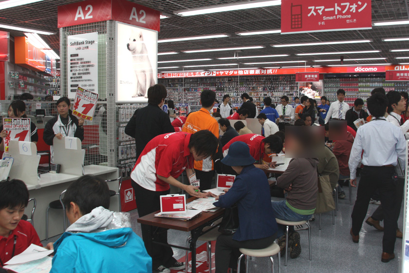 手続きスペースは、開店30分で一杯になった