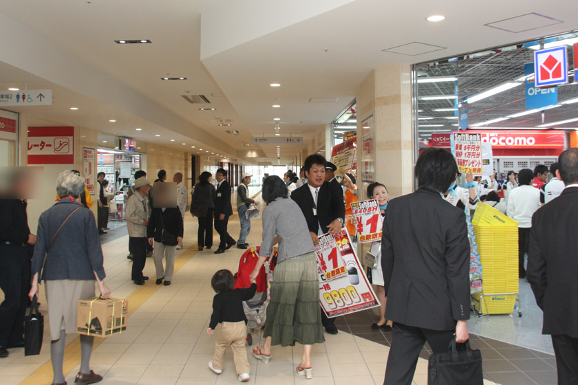 2階中央には、公共通路が通っている。