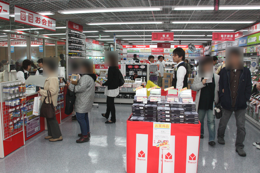 テレビやFAX、電子辞書などは、公共通路を挟んだ売り場で扱う