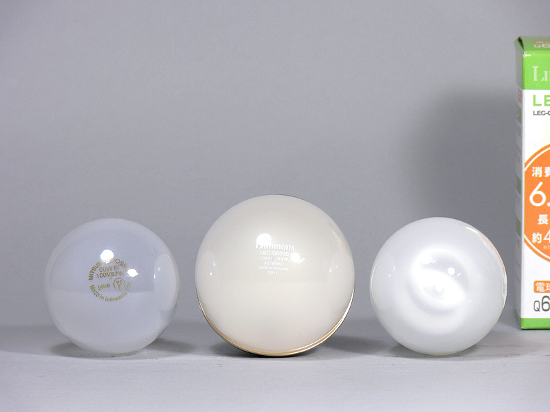 <font color="navy" size="2"><b>【ルミナス：60/40W】<br></b></font><font color="navy" size="2">直径は65mmで、どちらも白熱電球、電球形蛍光灯よりも10mm大きい。“ちょっと大き目の電球”といった印象を受ける</font>