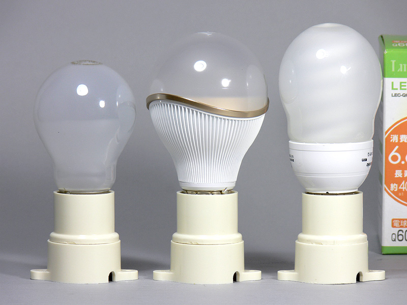 <font color="navy" size="2"><b>【ルミナス：60/40W】</b><br>高さはいずれも109mm。60Wタイプ白熱電球(左)と比べると15mm高い。電球らしいくびれはあるが、光源部と放熱部のつなぎ目に波型のデザインがあり、好みが分かれるところ</font>