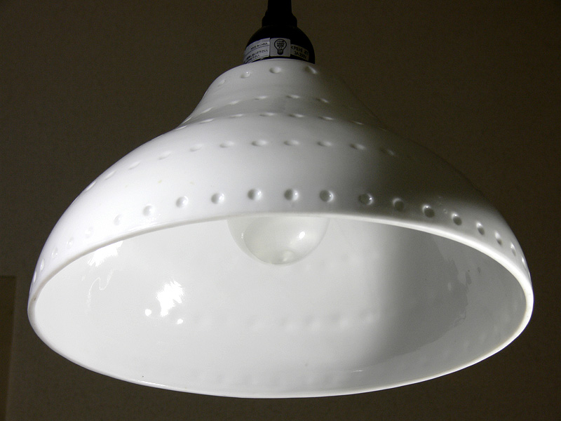 <b>【電球形蛍光灯】<br></b>電球の直径は白熱電球と同じだが、高さがあるため、内側のらせん状の蛍光管が透けてみえる