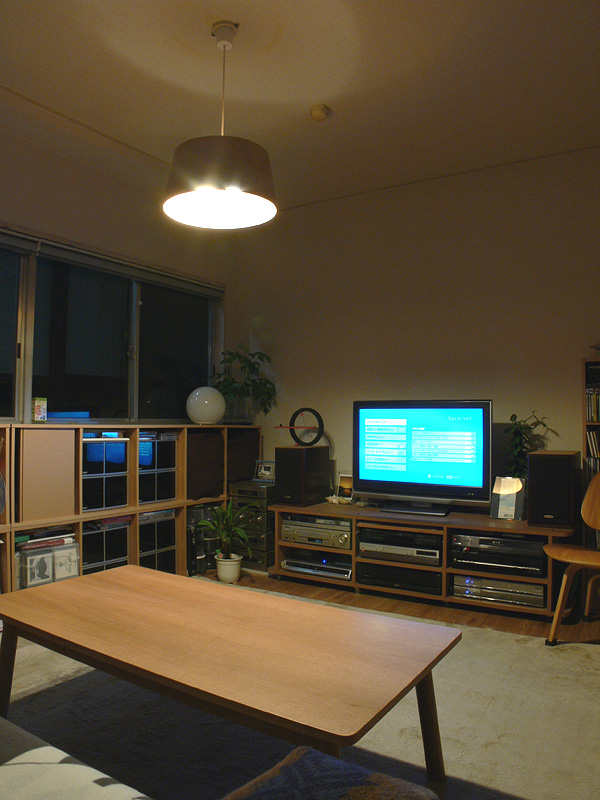 <b>【ルミナス：60W×2　非透過タイプのシェード】</b><br>明るさはそれなりにあるが、やはり光色に難があるため、肉眼で見ると全体的にくすんだ印象となってしまう