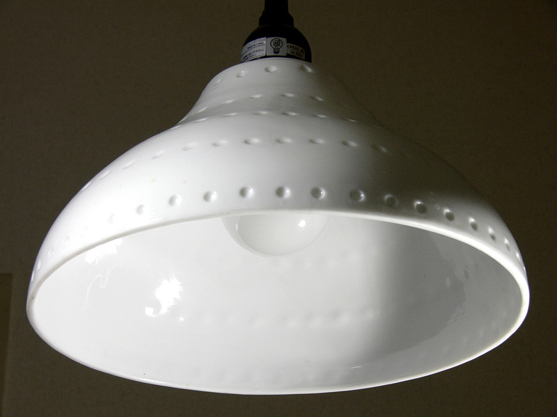 <font color="navy" size="2"><b>【日立LED：60/40W】</b><br>LED電球は光源部が樹脂製のものが多い中、ガラス製の電球は高級感がある。覗き込まない限りヒートシンク部は見えない</font>