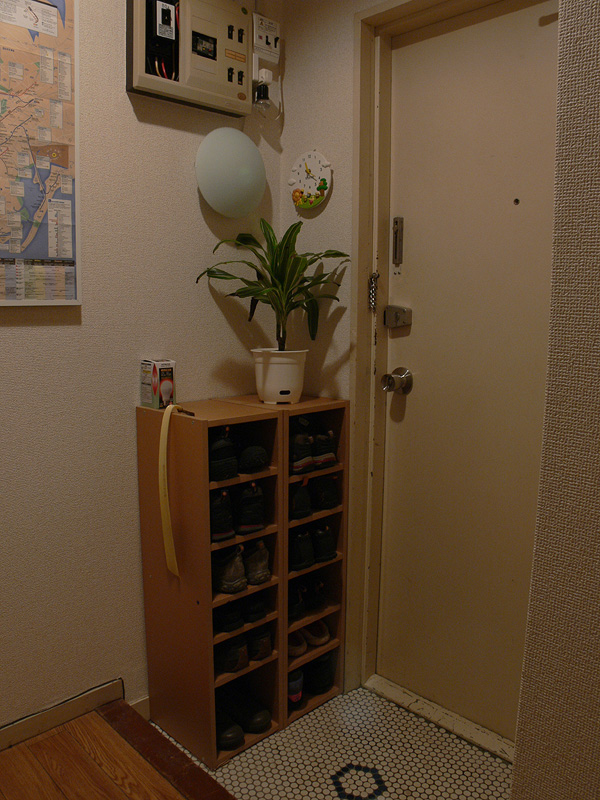 <font color="navy" size="2"><b>【日立LED：40W】</b><br>40Wの白熱電球で満足していたとしても、これはさすがに暗い。1灯では物足りない</font>