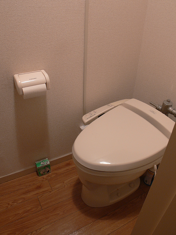 <font color="navy" size="2"><b>【白熱電球：40W】</b><br> 少し暗いが狭い空間なので、十分に明るく感じる</font>