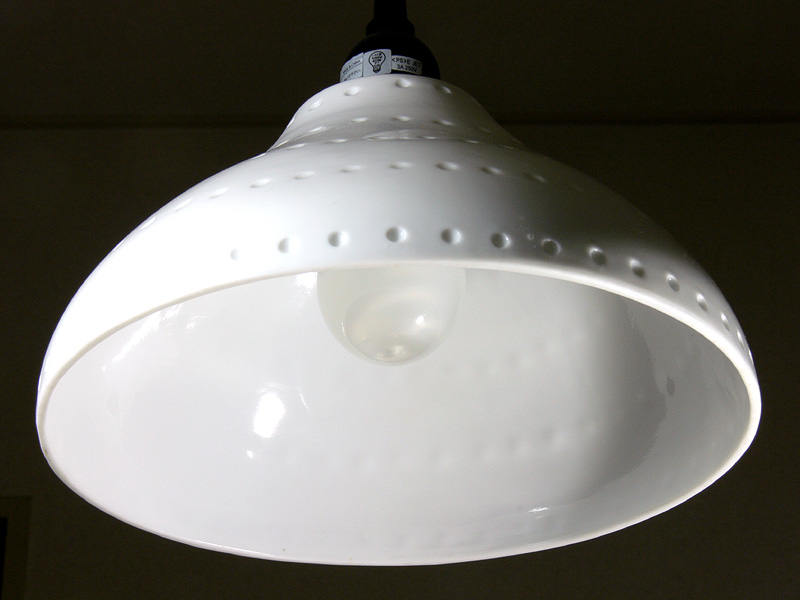 <b>【電球形蛍光灯】 </b><br>電球の直径は白熱電球と同じだが、高さがあるため、内側のらせん状の蛍光管が透けてみえる