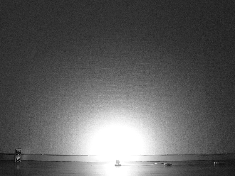 <b>【電球形蛍光灯】 </b><br>白熱電球と同じようにソケット付近も光が届く。遠くまでは光が届かない印象