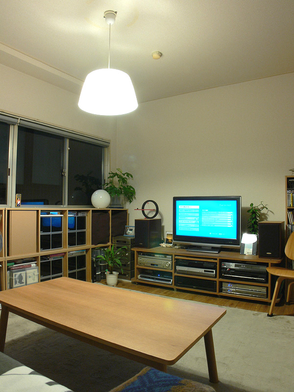 <b>【電球形蛍光灯×2　透過タイプのシェード】 </b><br>白熱電球のように上部、側面へも光が広がる。しかし、照らされた面はLED電球よりも暗い印象で、また色被りによりテーブルなどがくすんで見える