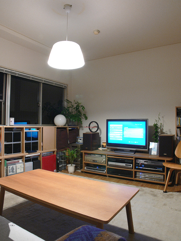 <b>【ルミダス：60W×2　透過タイプのシェード】 </b><br>暑苦しく見えないさわやかな光色が良い。自然な色合いで、快適なリビングルームが演出できる。天井や周りからの反射光は、白熱電球と比べると当然暗くなってしまうが、テーブル面や棚への明るさは十分に感じられる