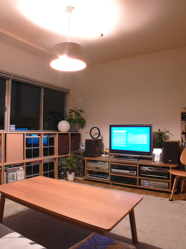 <b>【白熱電球：60W×2　非透過タイプのシェード】 </b><br>十分な明るさが得られ、コントラストのある空間になっている