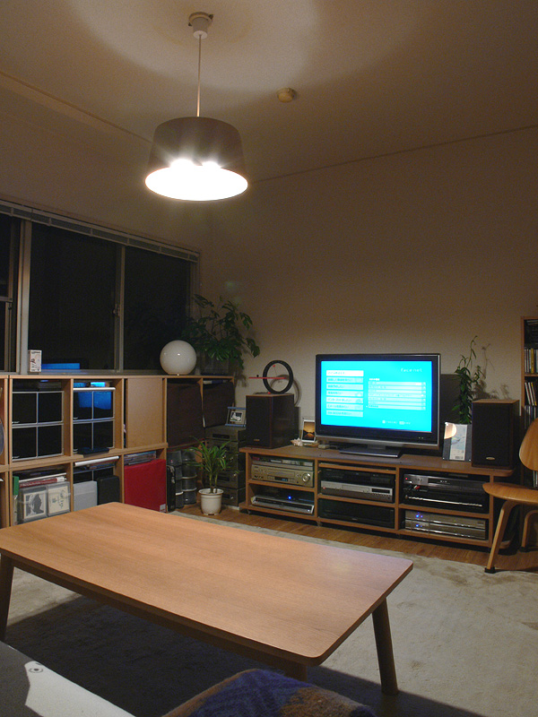 <b>【ルミダス：60W×2　非透過タイプのシェード】 </b><br>部屋全体の明るさのバランスが良く、テーブル面にも十分に光が届く。LED電球の中では光の拡散性が良いため、天井からの反射光もある程度期待できる点はうれしい