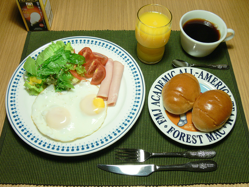 <b>【電球形蛍光灯】 </b><br>左右の写真と比較すると、色味のバランスが崩れ、食卓全体がくすんだ印象に見える