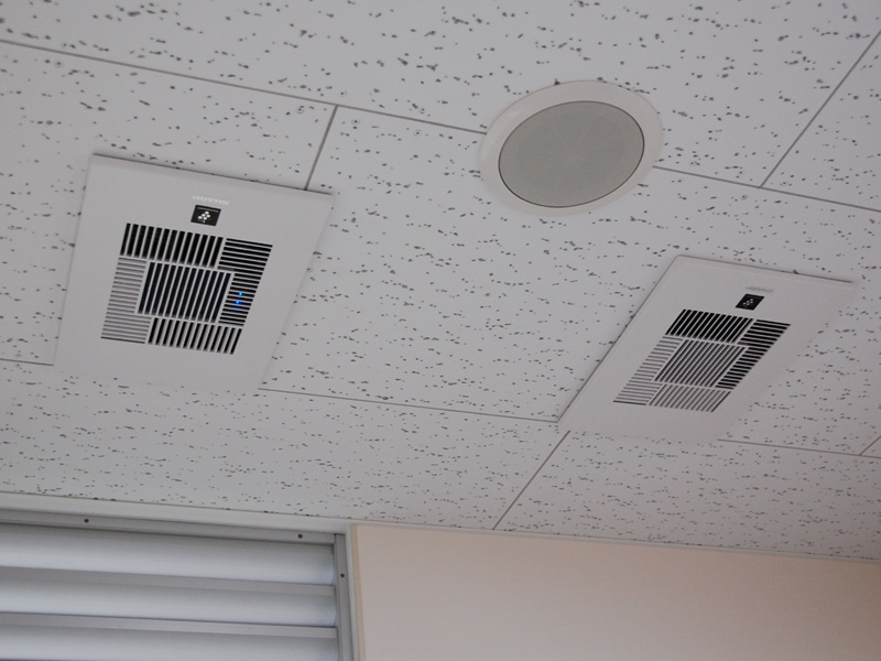 授乳室天井にあった、プラズマクラスターイオン発生装置。ロゴマークと青い光が見える