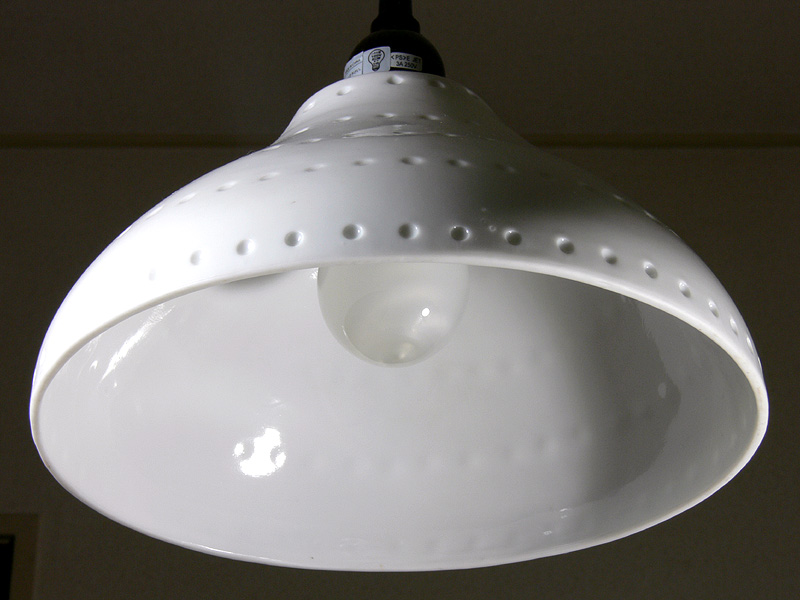 <b>【電球形蛍光灯】<br></b>電球の直径は白熱電球と同じだが、高さがあるため、内側のらせん状の蛍光管が透けて見える