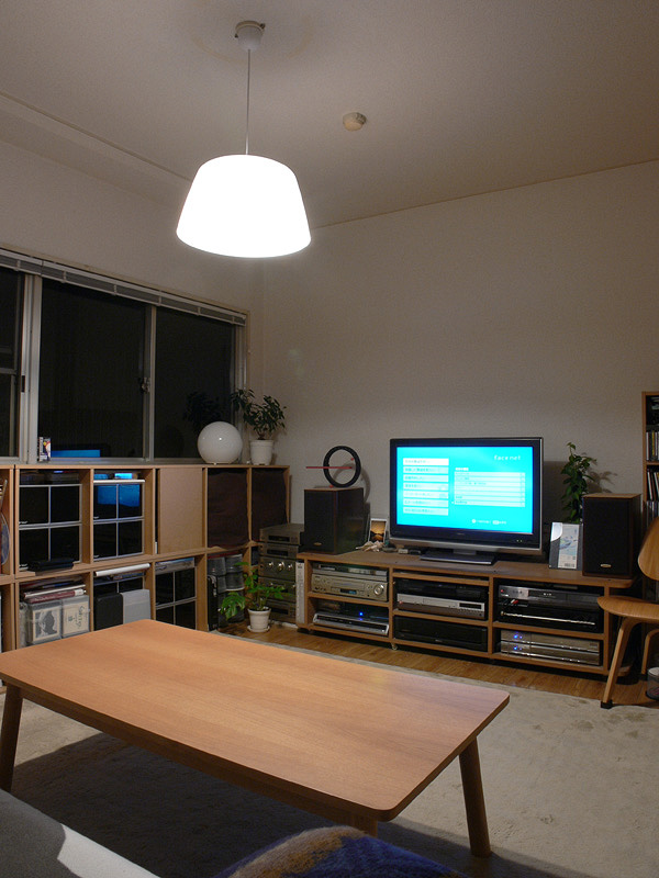 <b>【トップバリュ60Wタイプ×2　透過タイプのシェード】<br></b> 暖かみのある自然な光色がとても快適だ。2灯用いると、照らされている面にも実用的な明るさが感じられる。少し抑え目の明るさなので、他の照明器具との併用もしやすいだろう