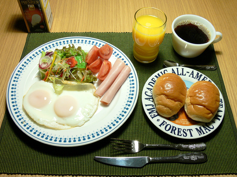 <b>【電球形蛍光灯】</b><br>左右の写真と比較すると、色味のバランスが崩れ、食卓全体がくすんだ印象に見える