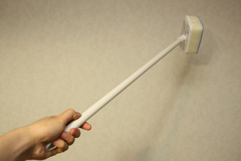 レック「ミドルバススポンジ」。柄が約70cmと長い点が特徴だ。価格も498円と安い