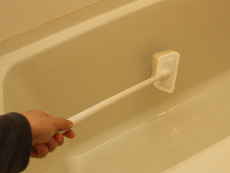 浴槽や床の掃除も、腰を曲げすぎずできる