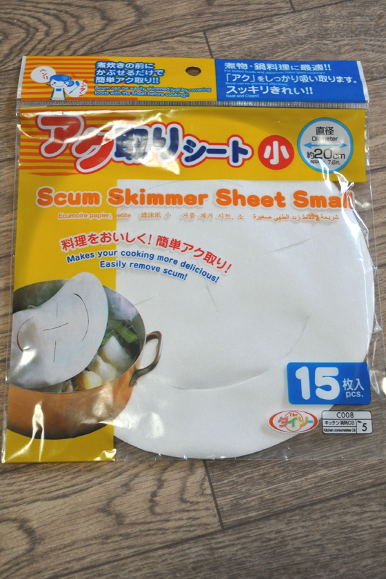 100円ショップなどで売っている「アク取りシート」が便利