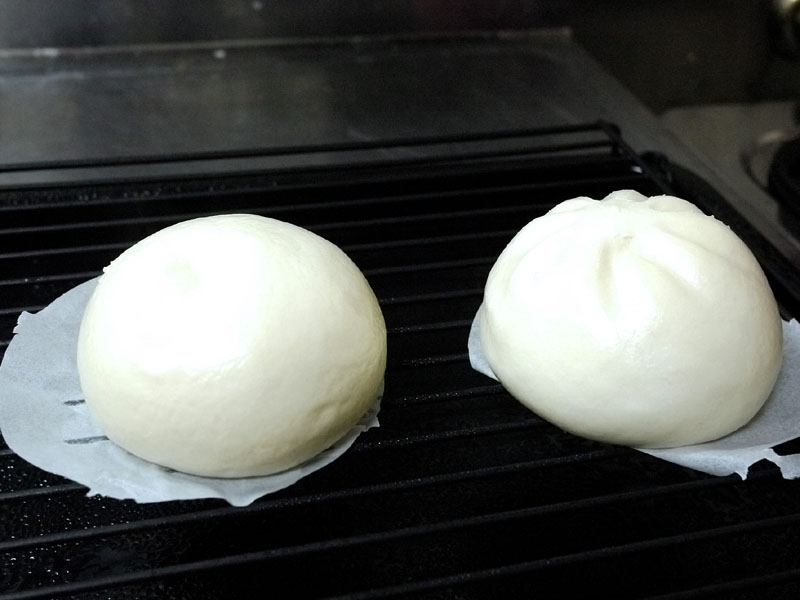 温められたあんまん(左)と肉まん(右)