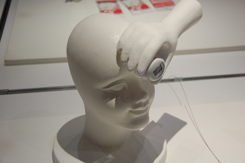 使用例。試しに記者もおでこに当ててみたところ、普段通りの平均体温が表示された