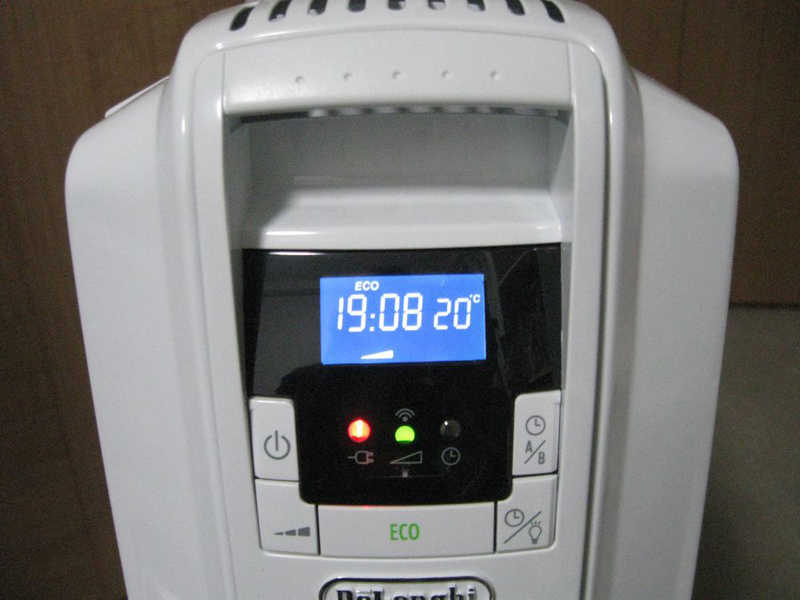 現在時刻、設定状況が一目でわかるデジタル表示。真ん中のランプ(写真ではグリーンに点灯が、サーモスタット機能でこまめにON/OFFされる。実際に使用してみると、オフの時間が長いことに驚かされる