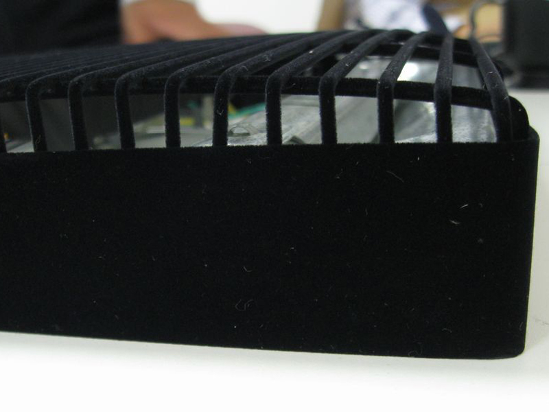 ヒーターユニットの厚みは5cm。赤外線やぐらコタツに比べて半分になっている