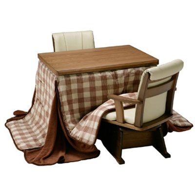 ダイニングコタツ専用のイスと布団を組み合わせた一例。専用布団を使用の場合、コタツ本体に固定できる仕組みになっている