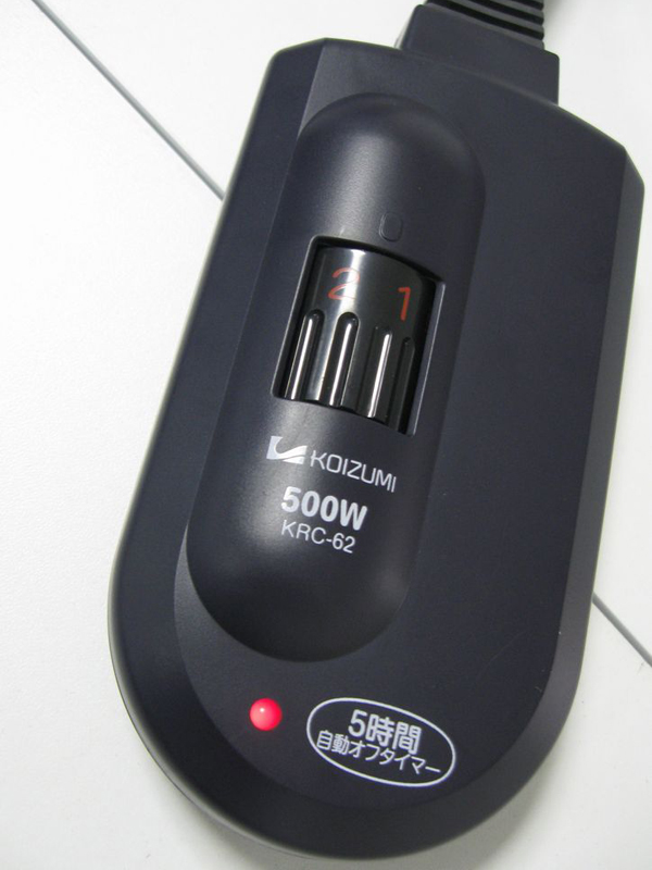 弱→1→2→3→4→5→強と無段階で温度を調節できる電子コントローラー。2011年モデルから5時間自動オフタイマーも搭載されている