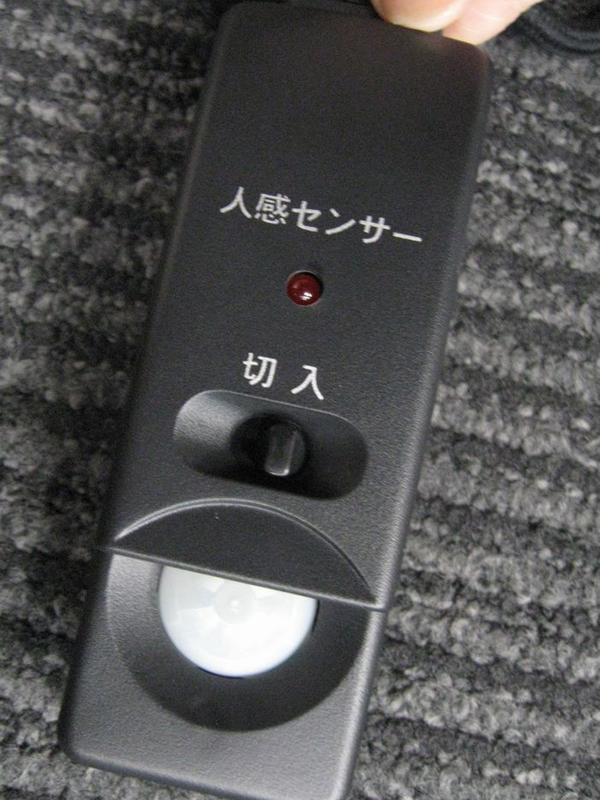 コタツの脚にセットして使う人感センサー