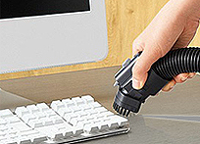 ホースを外すと、机や棚など身の回りの掃除に向く毛ブラシになる