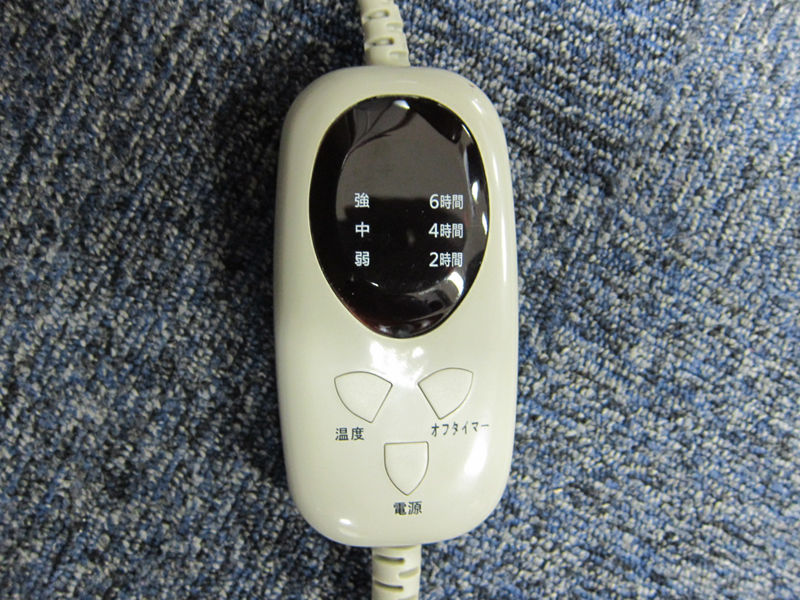コントローラーの操作ボタンは｢電源/温度/オフタイマー｣の3つ