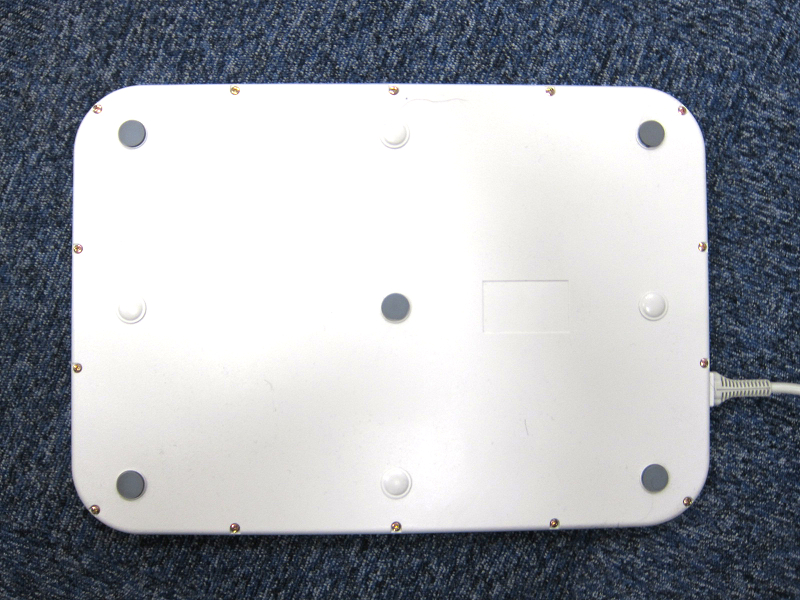 本体背面には、四方と中央に滑り止め用のゴム素材が付いている