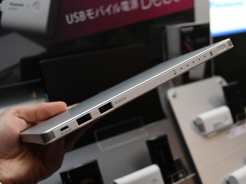 面積は大きいが、かなり薄い。ビジネスバッグにスッと収まりそう