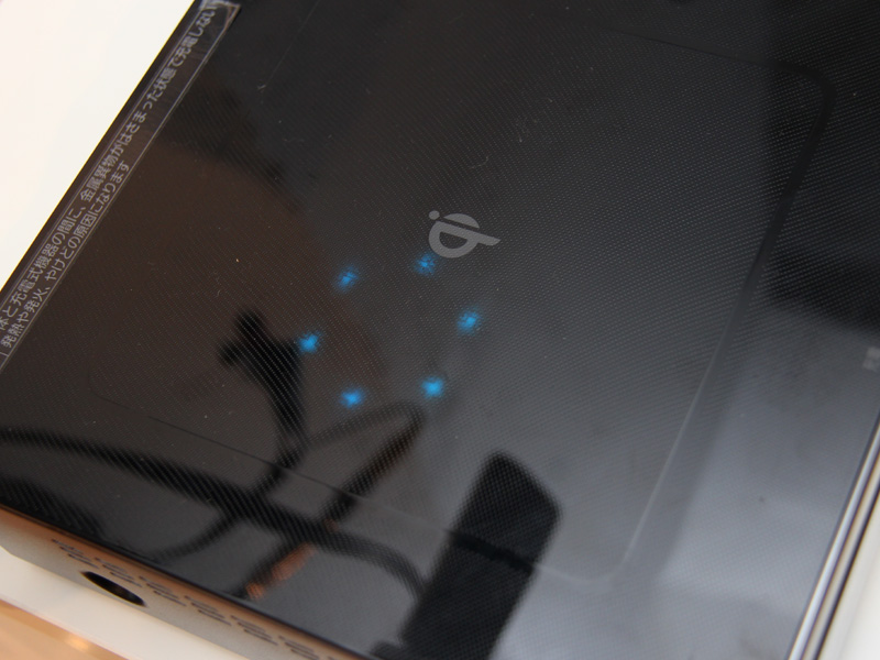 「DMR-BZT920」の本体上にQi規格に対応した機器を置くだけで、充電できる。また、データ通信もできる