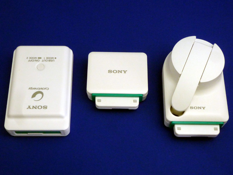 左からモバイルバッテリー本体、ACアダプタ、手回し充電器