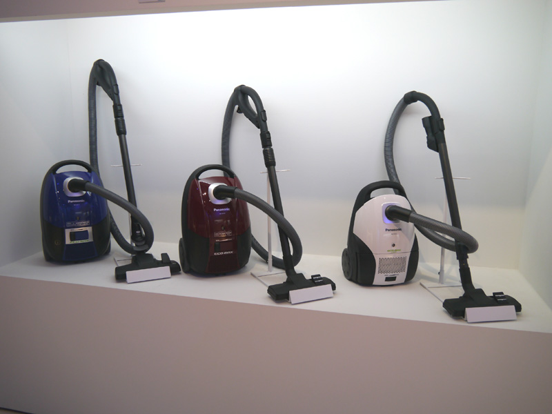 欧州市場向けに投入する掃除機も展示した。ユニークなデザインのものも目立つ