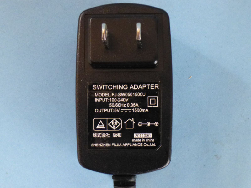 ACアダプタは5V型。小さめだが、プラグは固定式