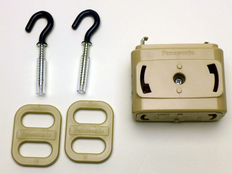 パッケージの内容。ネジとコードハンガーはペンダント器具用