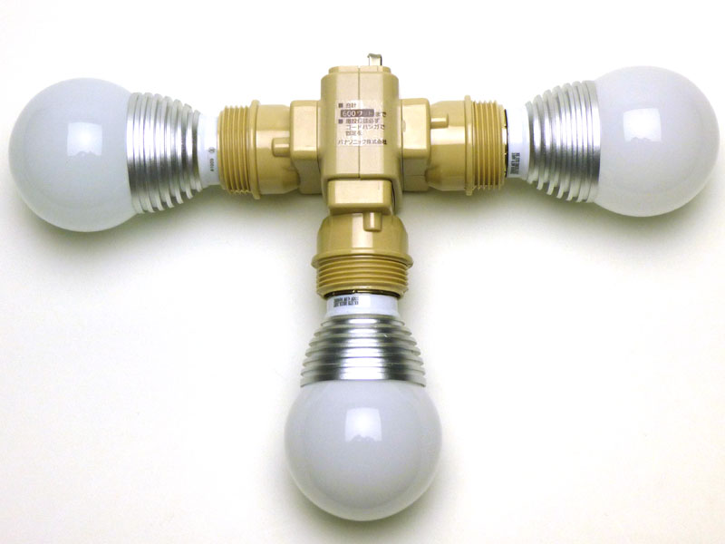 LED電球をつけると十字架のようなデザインだ