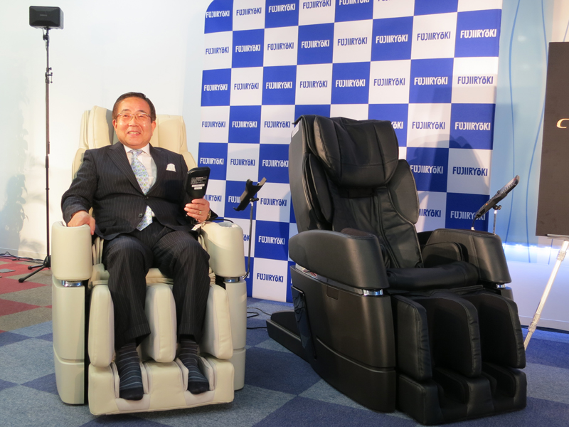 木原社長自ら腰かけた様子