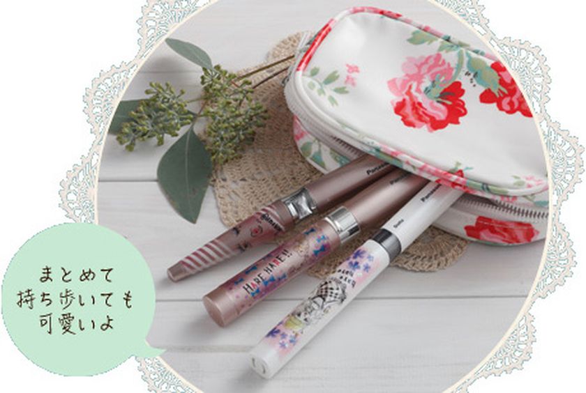 くみっきーさんがデコデザインを施した美容家電3種類。いずれの製品も持ち運んで使えるスティックタイプ