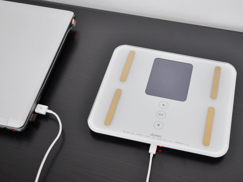 付属のUSBケーブルで接続しパソコンなどから充電できる