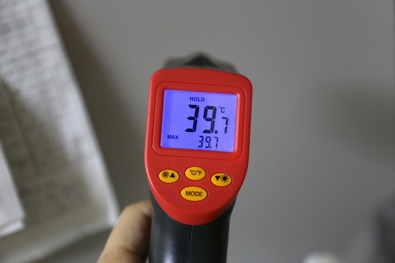 壁に接していない側面も部分的に熱くなる。もっとも熱い場所は時に40℃を超える