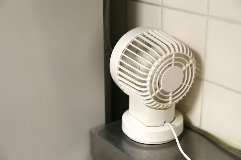 冷蔵庫背面の横から風を送る。この冷蔵庫を設置して2年だが、細かいホコリが反対側の側面から出てくる出てくる……